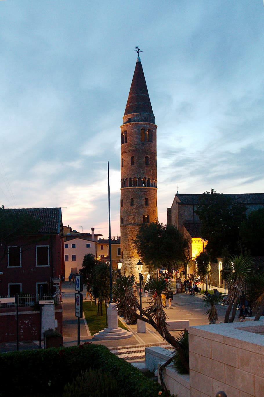 Caorle, Venecia, Italia, Piazza, iglesia, campanario, arquitectura, torre, lugar famoso, exterior del edificio