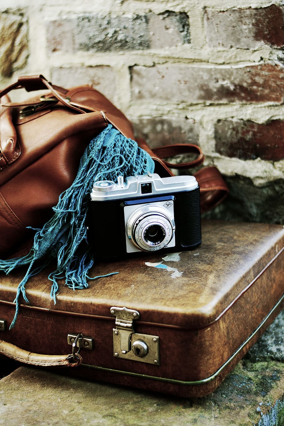 黒, 銀のカメラ, 荷物, 革のスーツケース, 古いスーツケース, 立ち去る, オフ, 旅行, バックパック, 旅行計画
