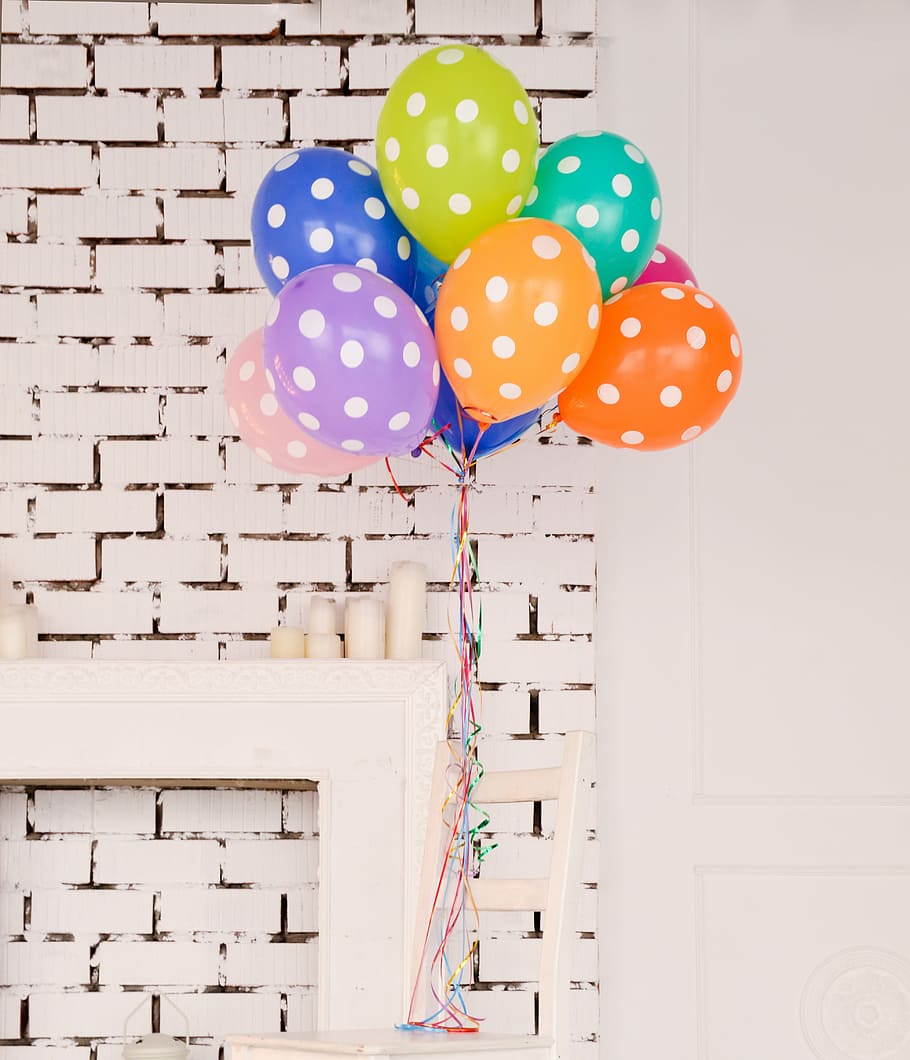 balões de bolinhas de cores sortidas, multicoloridos, balões, parede, interior, porta, mesa, vela, colorido, verde