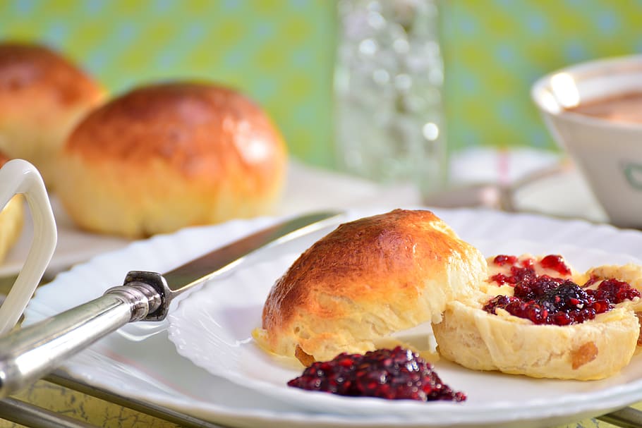 shallow, focus photography, bread, red, jam, plate, breakfast, buttery scones, coffee, knife